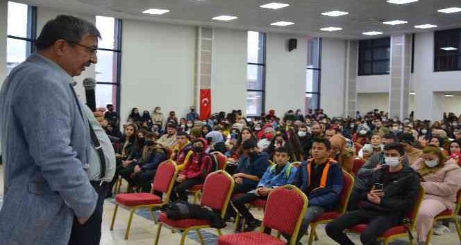 Hayati İnanç, Hakkari'de öğrencilerle buluştu
