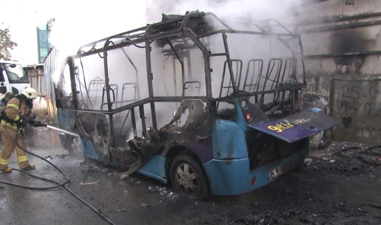 Park halindeki minibüs alev topuna döndü