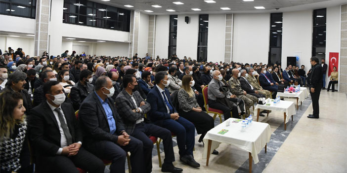 Yazar Hayati İnanç'ın Hakkari'deki söyleşisi ilgi gördü