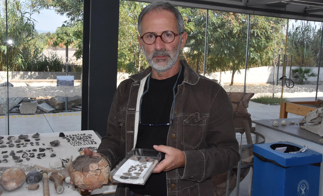 Bir kadına ait 8 bin yıllık takı kabı bulundu