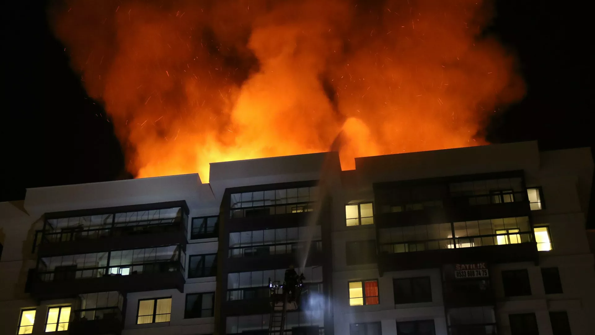 İşten kovulan kapıcı, giderken binada yangın çıkardı