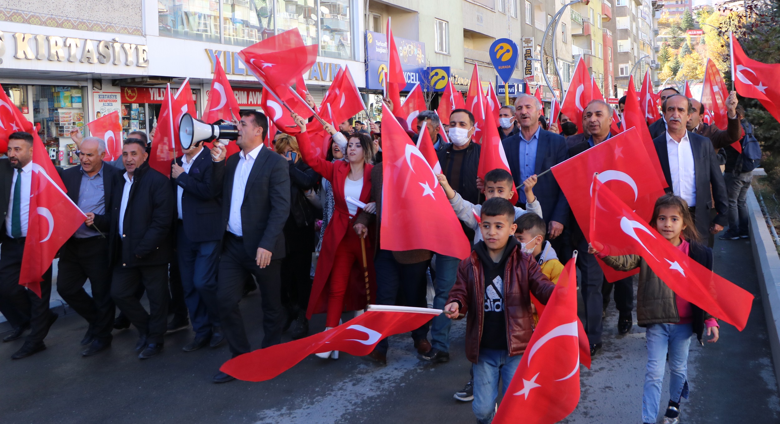 İYİ Partili Türkkan'a Hakkari'den tepki yürüyüşü!