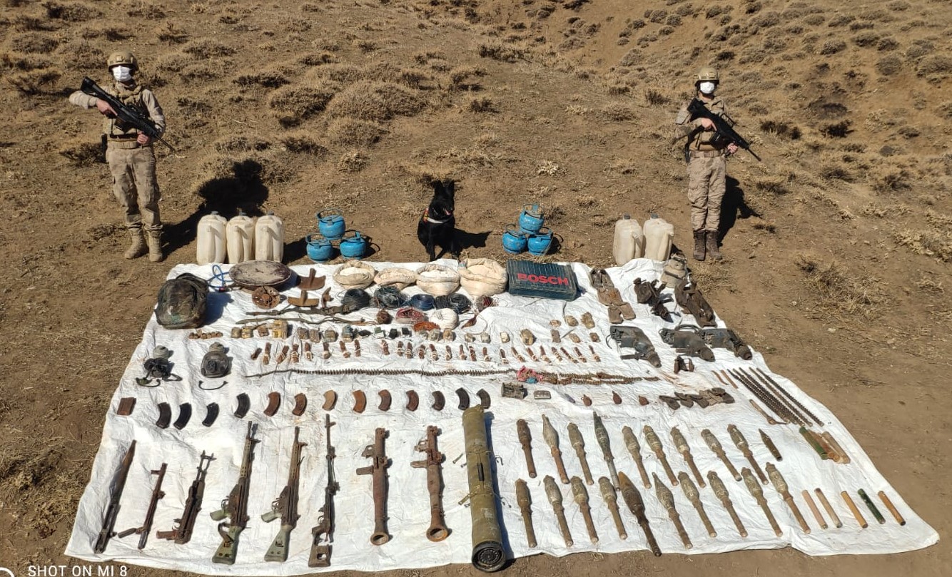 Hakkari'de sığınağa gizlenmiş patlayıcı düzenekleri, silah ve mühimmat ele geçirildi