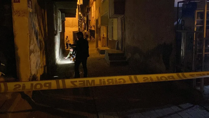 Diyarbakır'da husumetli iki grup sokakta çatıştı, 2 kişi yaralandı