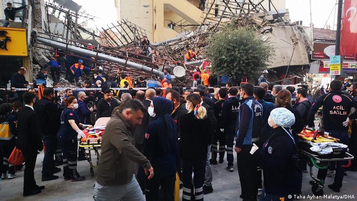 Malatya'da çöken binada 13 kişi yaralı olarak enkazdan çıkartıldı