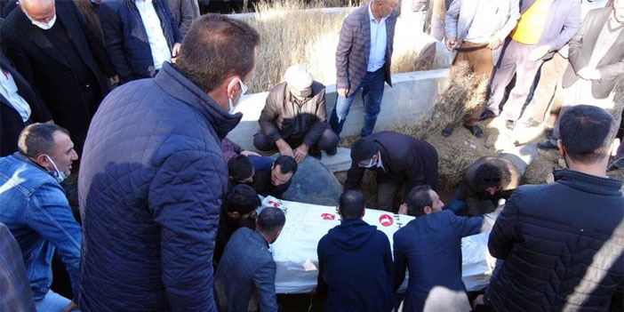 Aşı olmayı reddeden öğretmen virüse yenildi