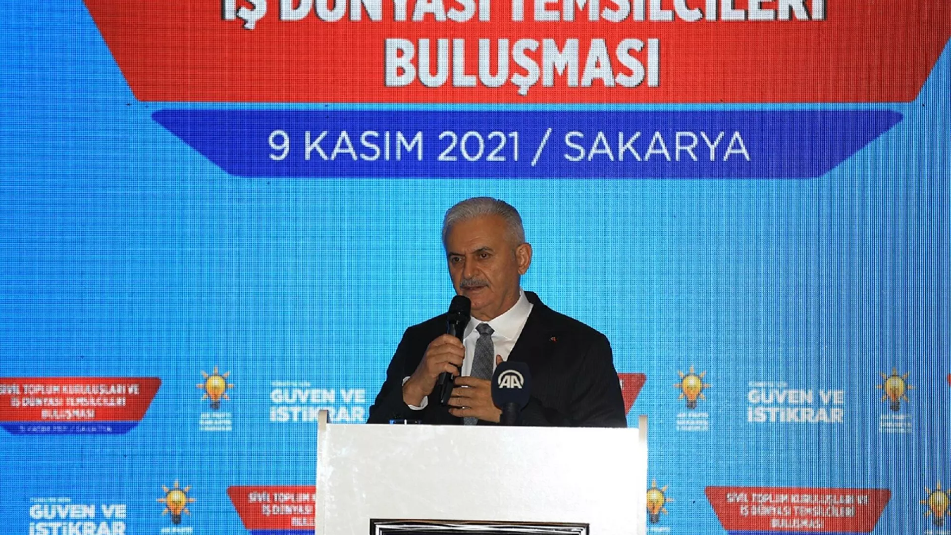 Binali Yıldırım: Fildişi kulelerden aşağı bakarak çözüm üretemeyiz