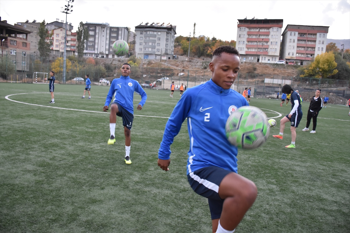 Hakkari'de 2 Afrikalı kadın futbolcu top koşturuyor