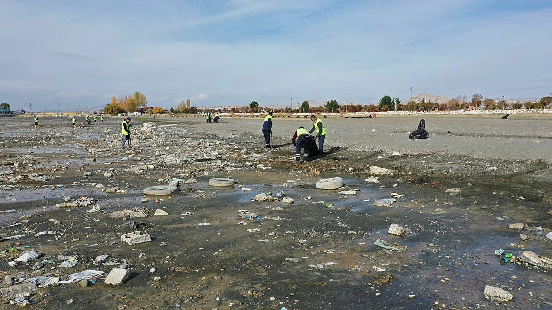 Van Gölü kıyısından 40 ton çöp toplandı