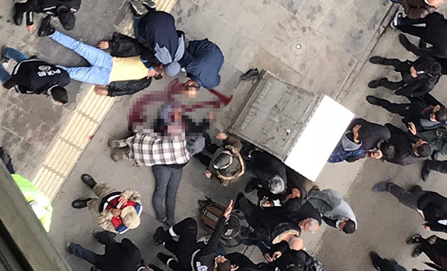 10'uncu kattan atlayan kadın, caddede yürüyen bir kişinin üzerine düştü; kendisi öldü, adam ağır yaralı