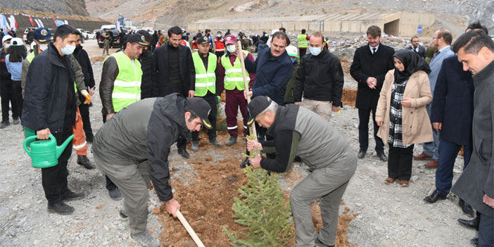 Hakkari'de binlerce fidan toprakla buluştu