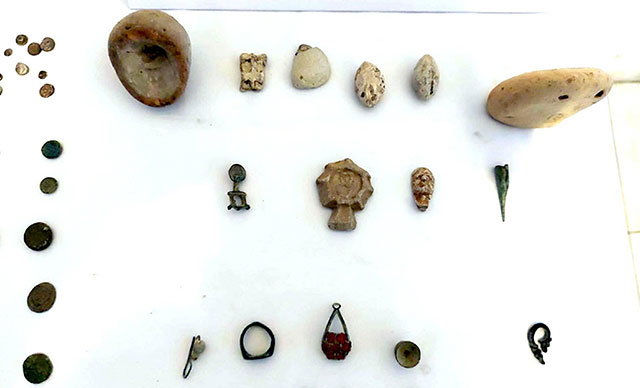 Otomobilin paspasının altında 127 adet tarihi eser ele geçirildi