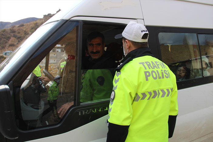 Şemdinli'de emniyet kemeri uygulaması yapıldı