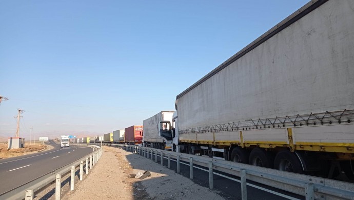 Habur Sınır Kapısı'nda kuyruk 10 kilometreye ulaştı