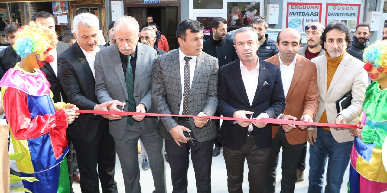 Hakkari'de 'Chicken-Street' adlı işyeri açıldı