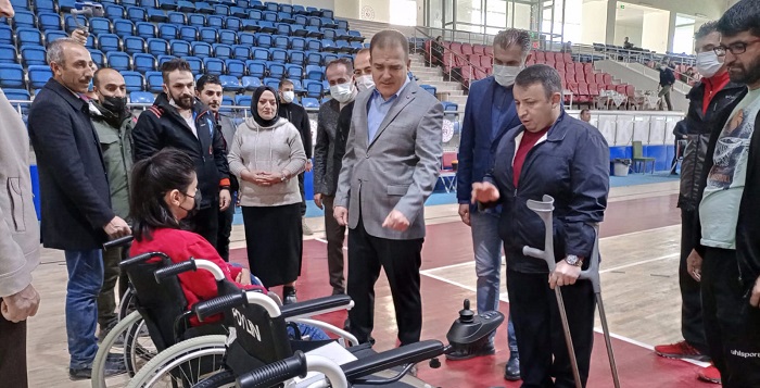 Vali Akbıyık, engellilerin maçını izledi