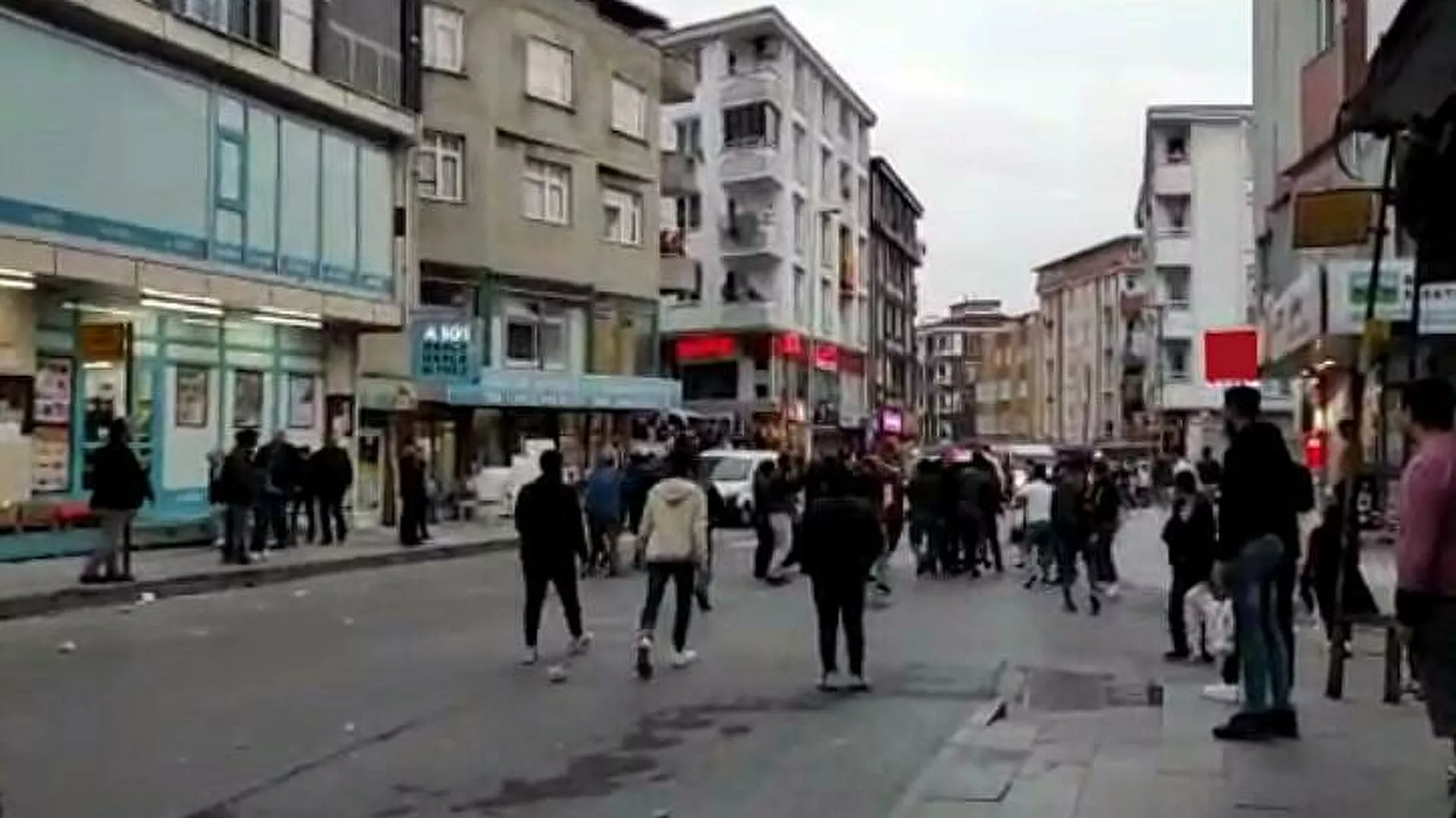 Sopalı, satırlı, taşlı kavga: 4 yaralı