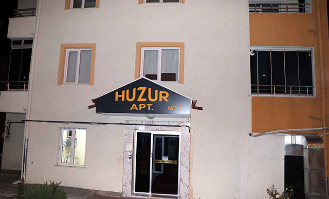 Tartıştığı kızını bıçaklayarak öldürdü