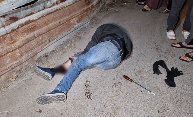 Ev sahibini gören hırsızlardan biri kaçtı, diğeri üçüncü kattan atlayarak yaralandı