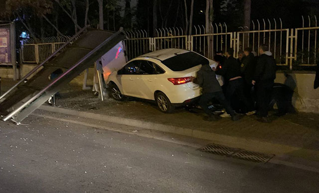 Otomobil otobüs durağına daldı; 1 ölü 2 yaralı