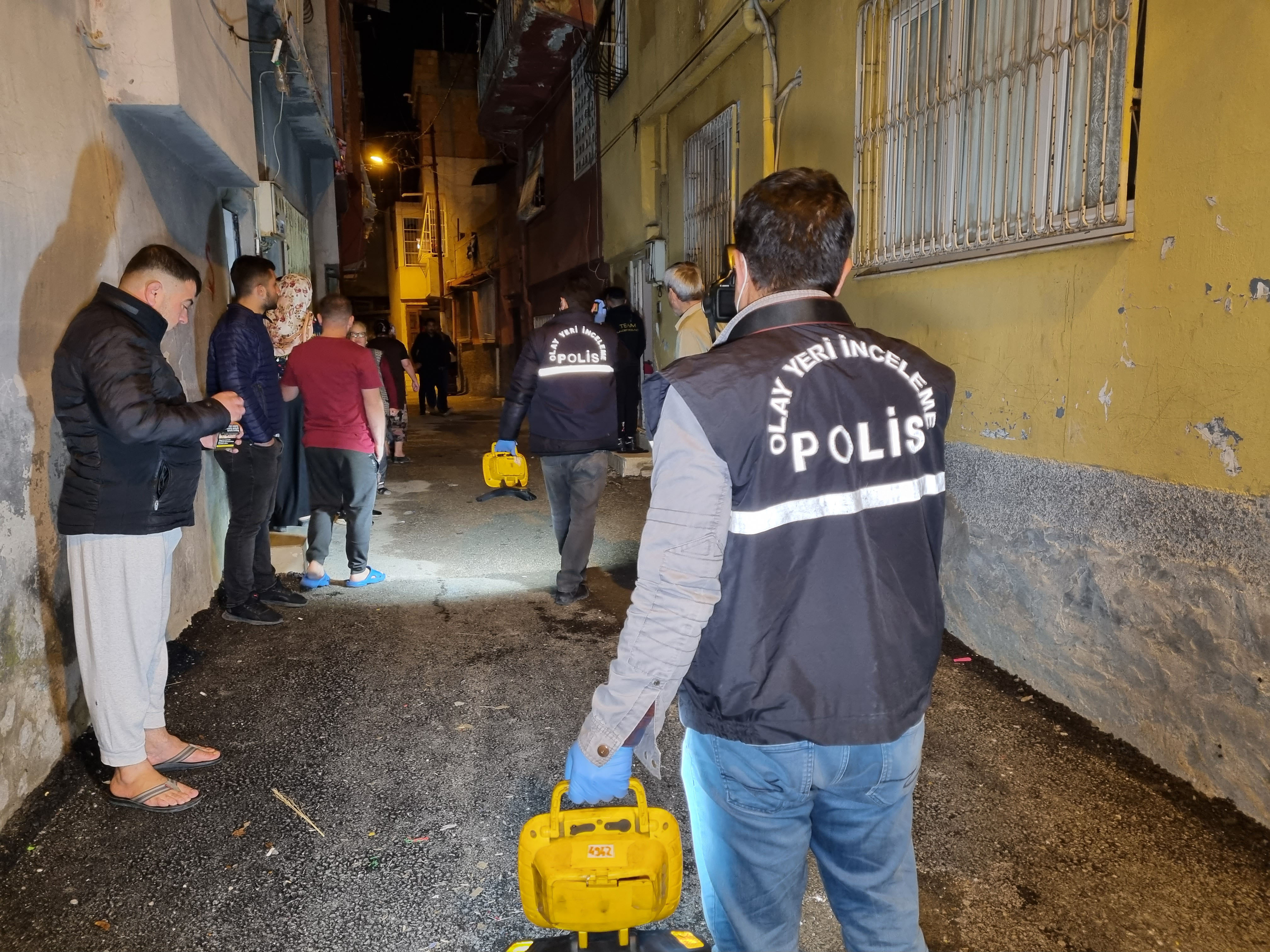 Komşu kavgasında bıçaklandı