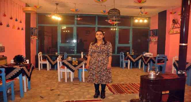 Kafeyi atık malzemelerle süsledi