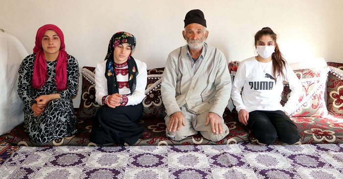 Hakkarili Kübra ve Efe kardeşler böbrek nakli bekliyor