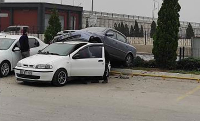 Kazada savrulan otomobil, park halindeki aracın üstüne çıktı