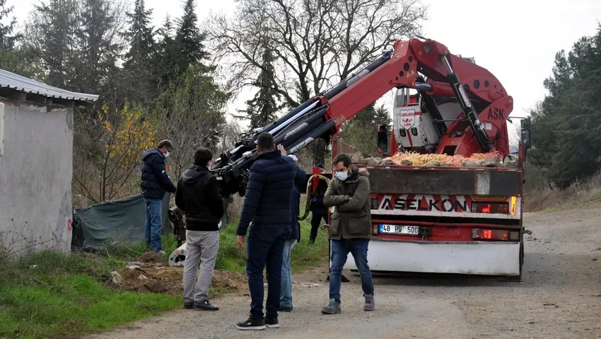 Direkleri yenileyen işçilerin üzerine elektrik teli düştü: 1 ölü, 2 yaralı