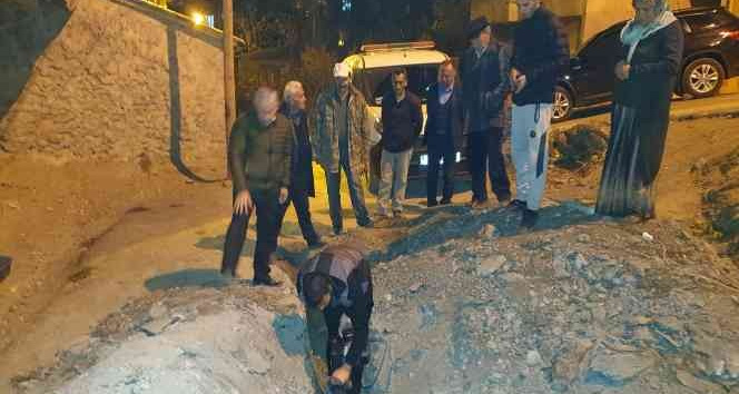 AK Parti'li Başkan Özbek kazma kürek çalıştı