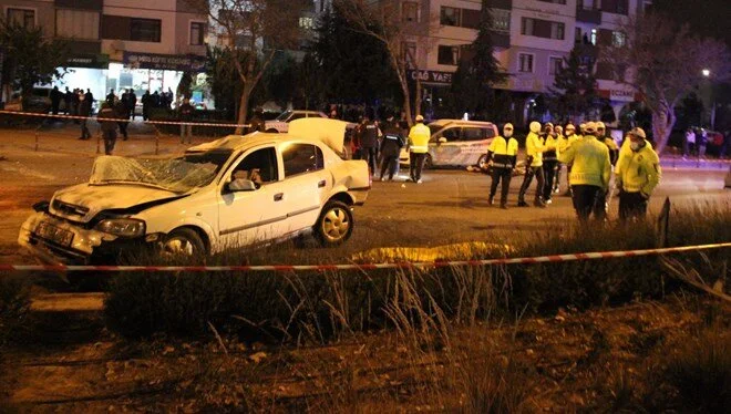 Yarış yaptığı iddia edilen otomobil ağaca çarptı: 2 ölü, 1 yaralı