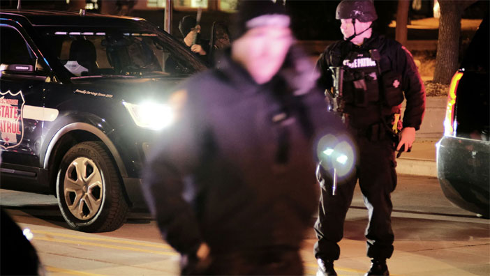 Araç kalabalığa daldı: 12'si çocuk 23 yaralı