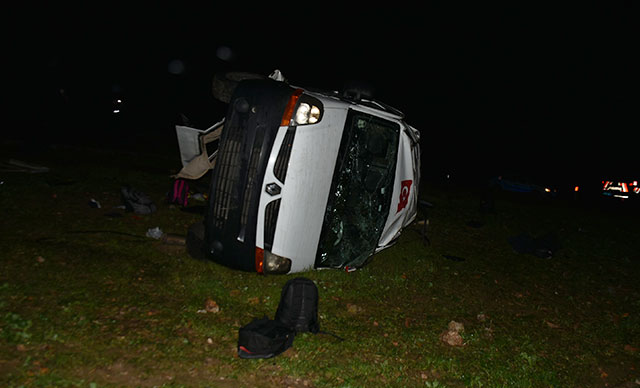 Edirne'de kaçak göçmenleri taşıyan minibüs devrildi: 16 yaralı