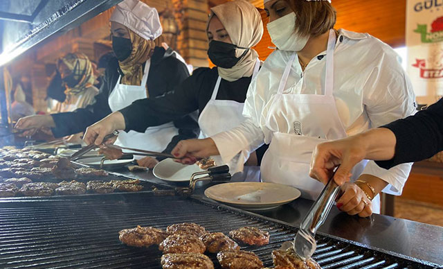 Öğretmenler en güzel köfteyi yapmak için yarıştılar