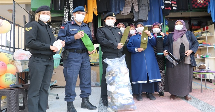 Ördüğü çorapları Hakkari'deki jandarmaya gönderdi