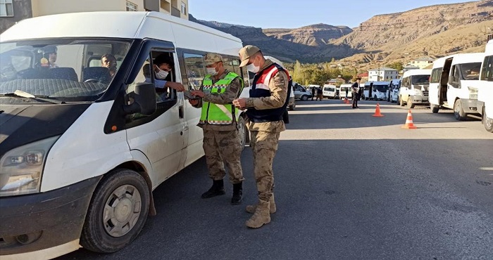 Hakkari'de jandarma ekipleri okul çevreleri ve öğrenci servislerini denetledi