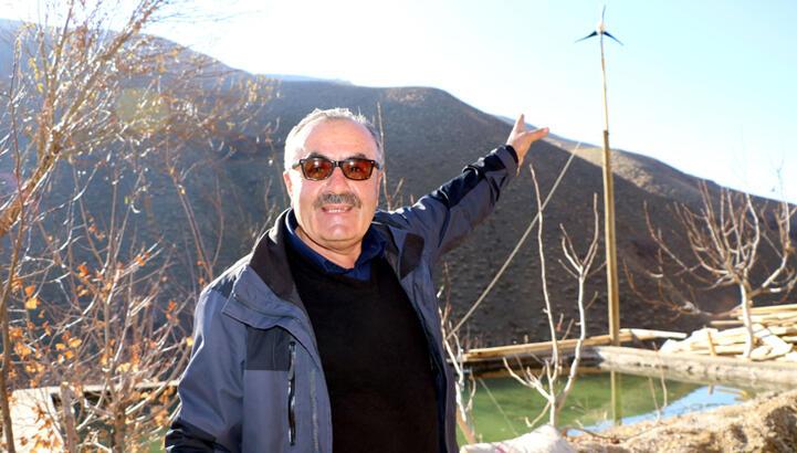 Yüksekova'da rüzgar türbininden kendi elektriğini üretiyor