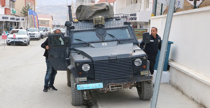 Hakkari'de ihbara giden polisler sürprizle karşılaştı