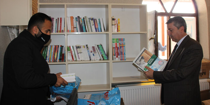 Hakkari'de köy camisinde kurulan kütüphaneye kitap desteği