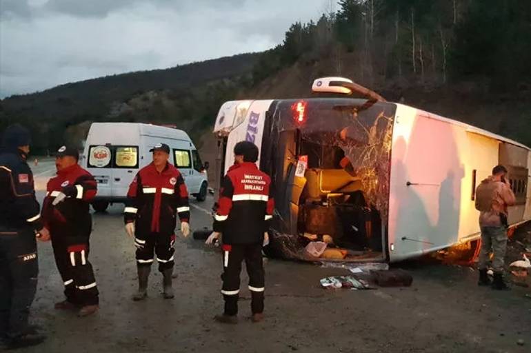 Yolcu otobüsü devrildi: 4’ü ağır 22 yaralı