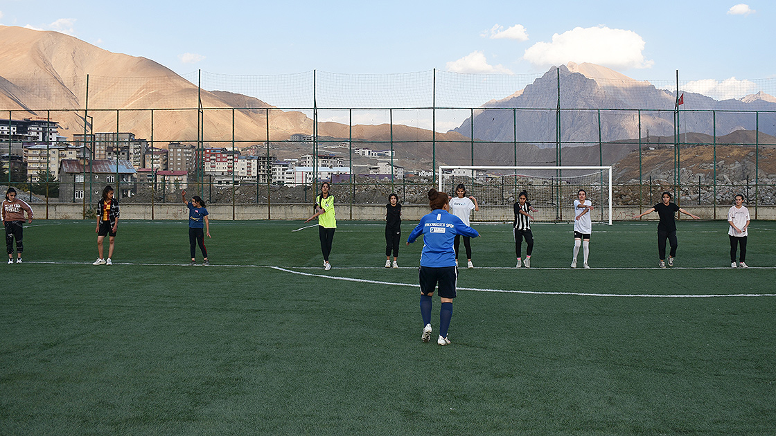 Kadın futbolcuların başarısı, kız çocuklarını bu branşa yöneltti
