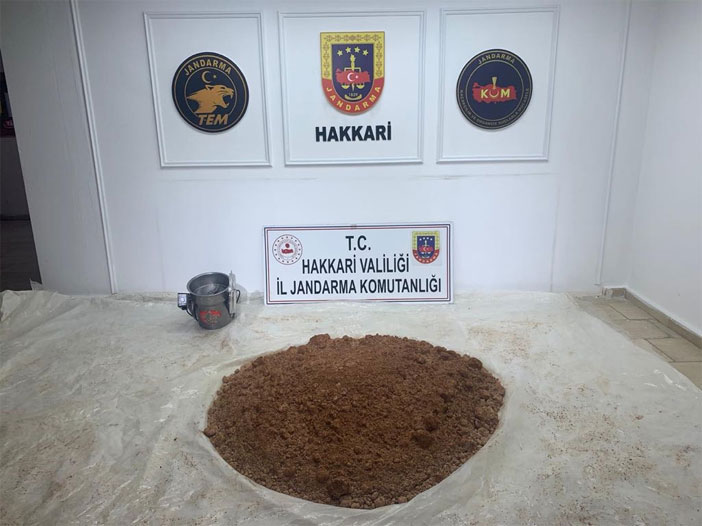 Hakkari'de araziye gizlenmiş 105 kilogram eroin ele geçirildi