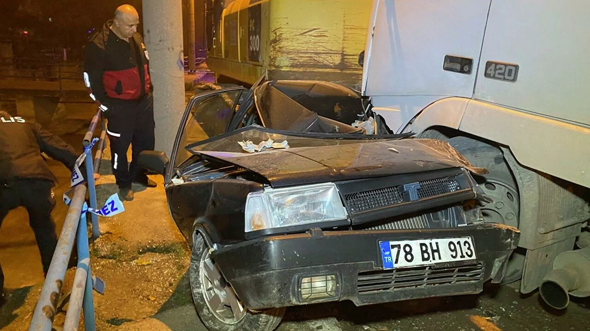 Freni boşalan TIR, 3 otomobile ve kepçeye çarptı: 3 yaralı