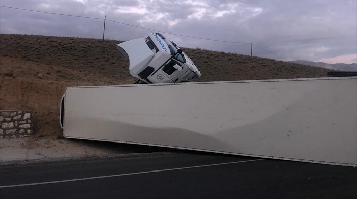 Hakkari-Van karayolunda devrilen Tırın sürücüsü yaralandı
