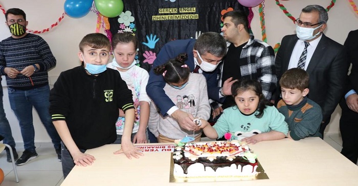 Hakkari'de Engelliler Günü pasta kesilerek kutlandı