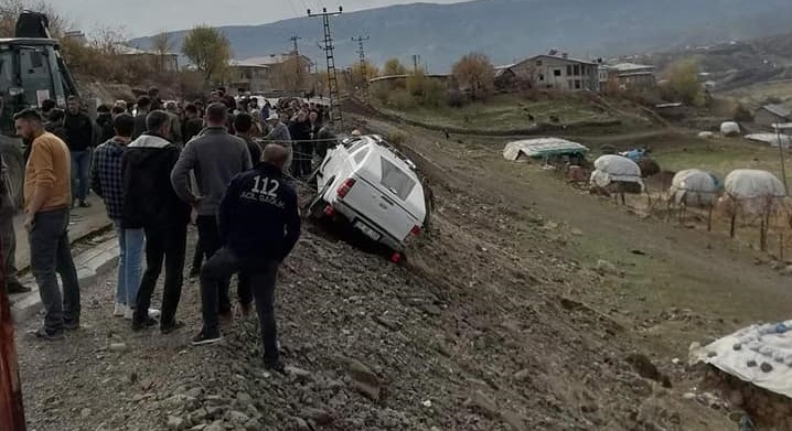 Derecikte Minibüsle kamyonet çarpıştı: 2 yaralı