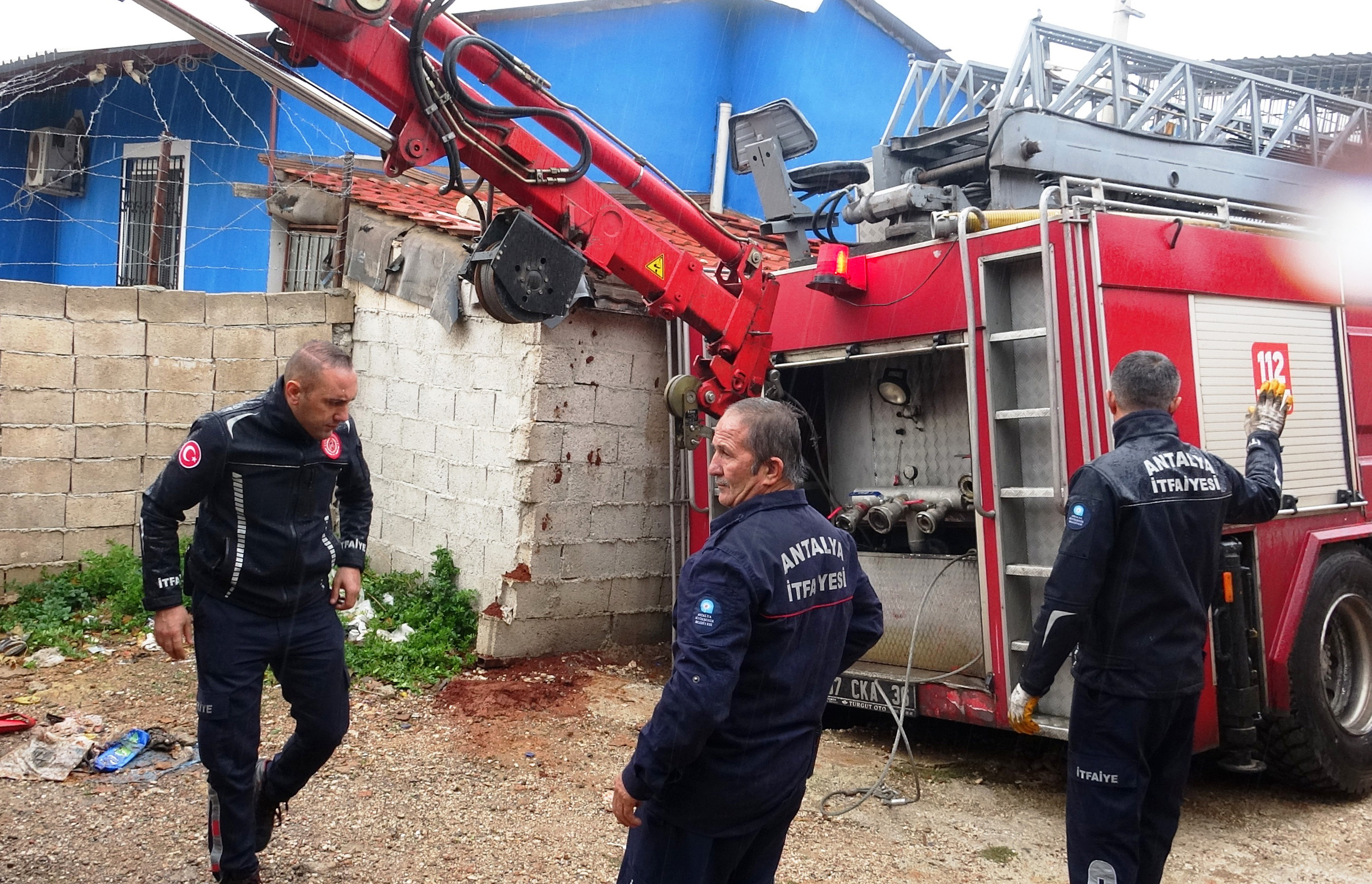 Yangına giden itfaiye aracı foseptiğe düştü