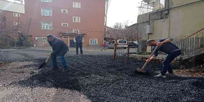 Hakkari'de yol asfaltlama çalışması