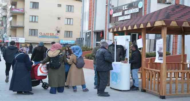 Hakkari Belediyesinden ücretsiz tiyatro bileti dağıtımı