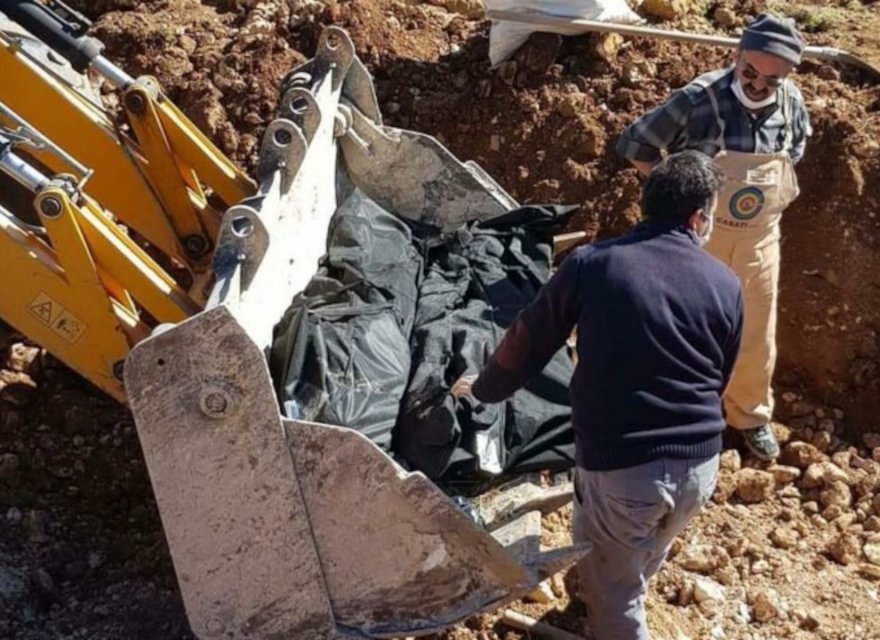 AK Partili belediyenin mezarlık nakli: Cenazeler kepçeyle taşındı